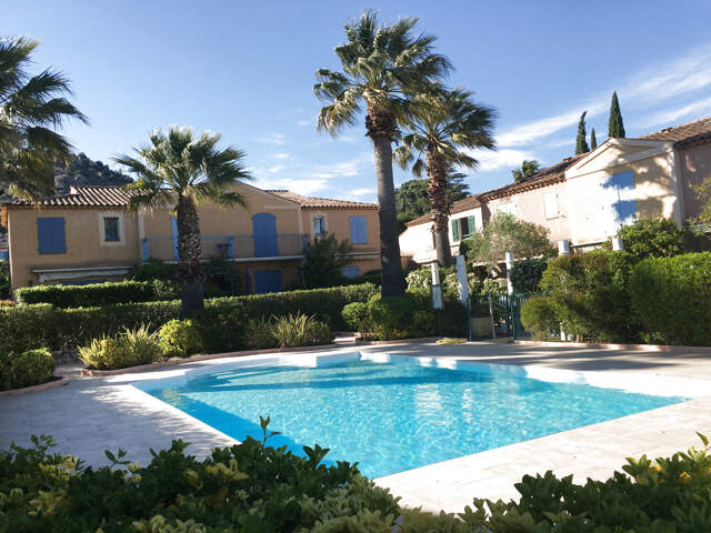JOLI MAZET AVEC JARDIN DANS RESIDENCE AVEC PISCINE — photo du bien