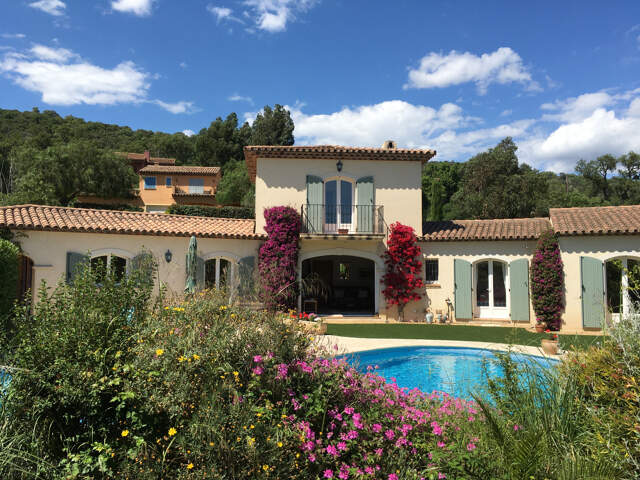 VILLA AU COEUR D'UN JARDIN DE 2 180 m2 AVEC PISCINE & GARAGE — photo du bien