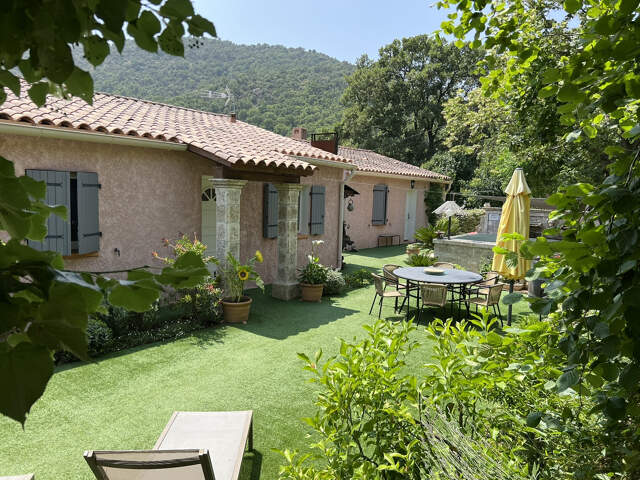 VILLA DOUBLE AVEC PISCINE - 2 245 m2 — photo du bien