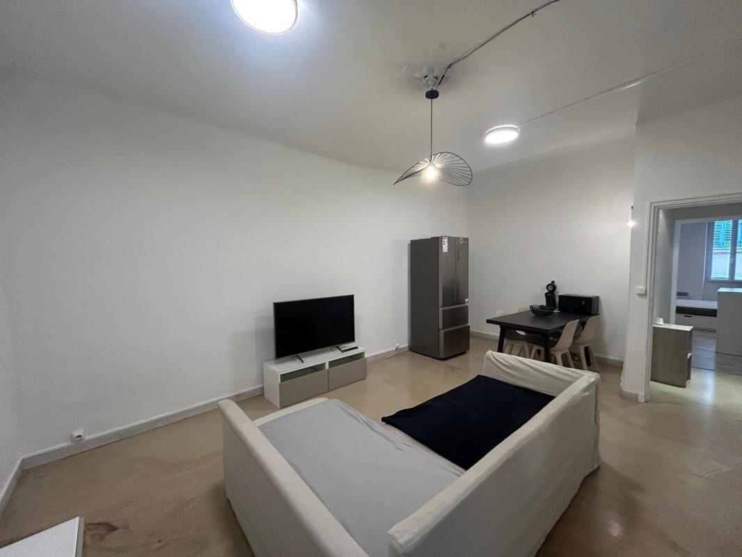 A louer - appartement t2 meublé - toulon centre ville- ascenseur