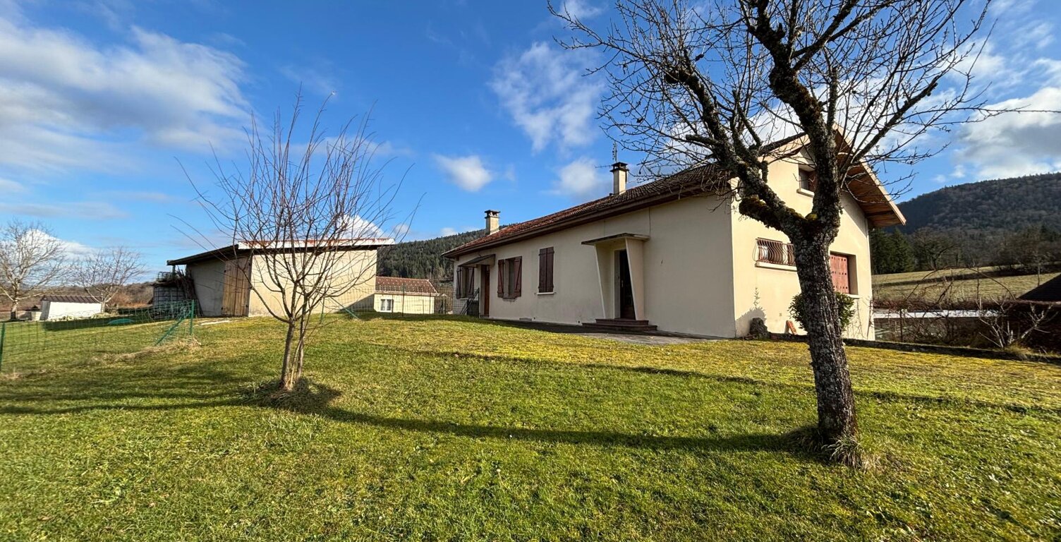 Trois appartements, un garage implanté sur un terrain de 929 m² — photo 1