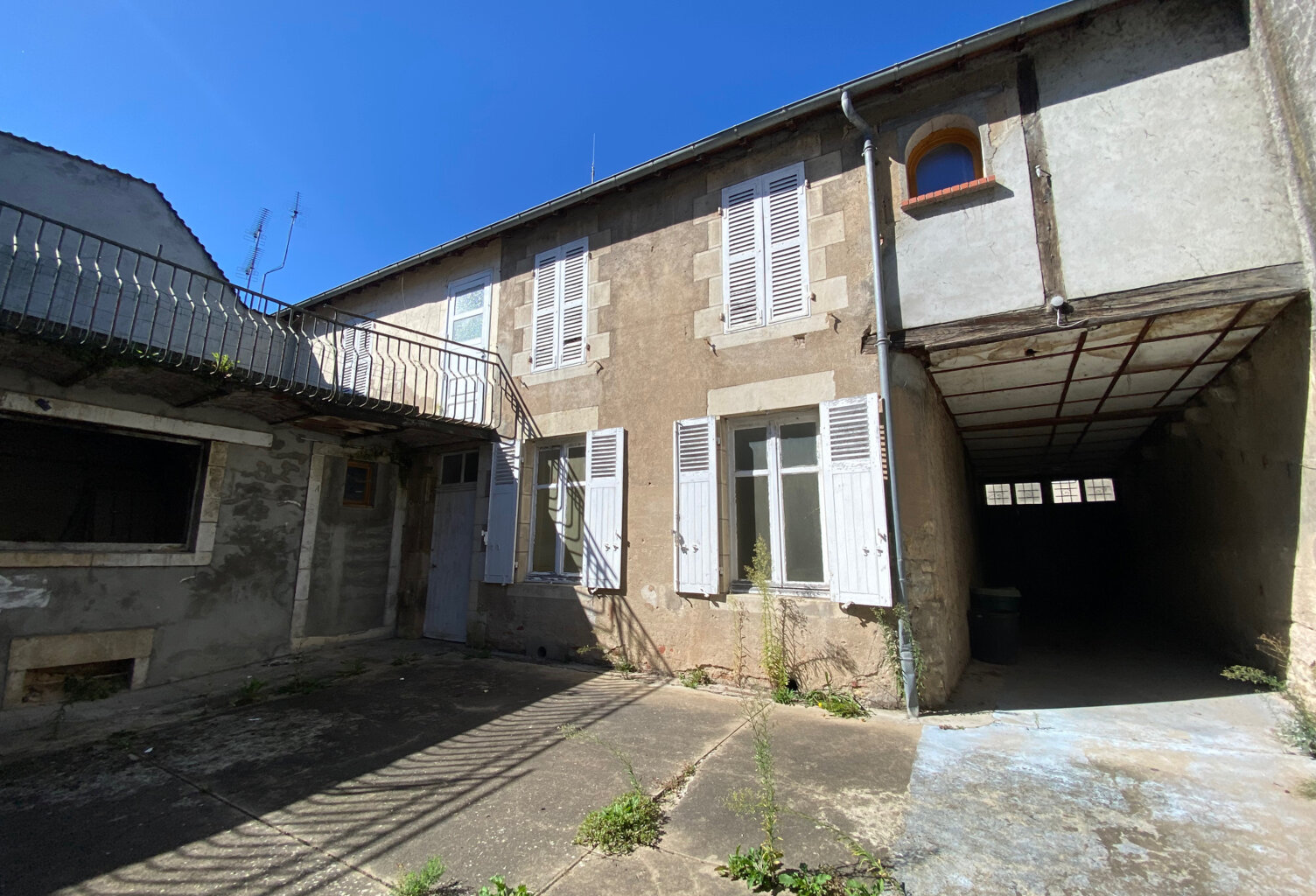 Immeuble idéalement situé à Decize - commerce et appartement — photo 1