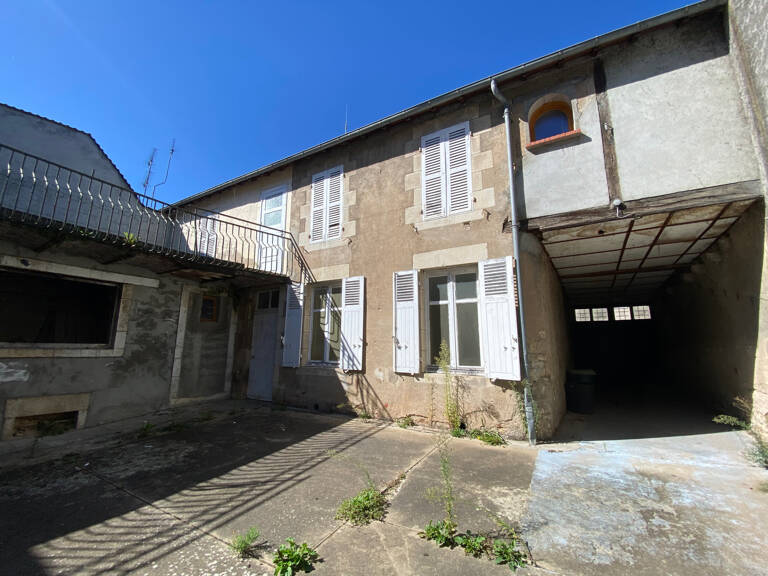 Immeuble idéalement situé à Decize - commerce et appartement — photo 1