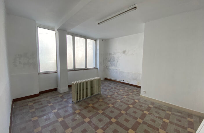 Immeuble idéalement situé à Decize - commerce et appartement — photo 4