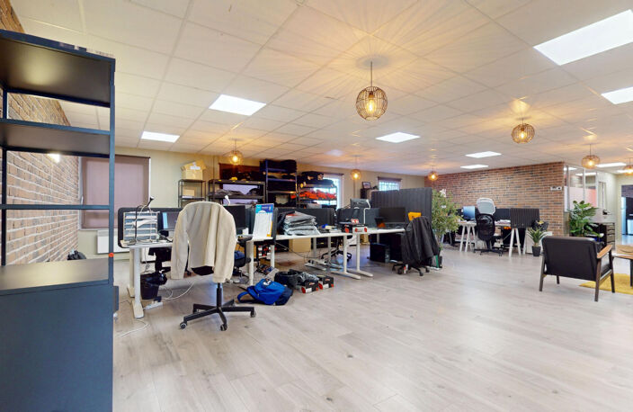 ECULLY - Bureaux de 282 m2 rénovés et aménagés avec 12 parkings — photo 2