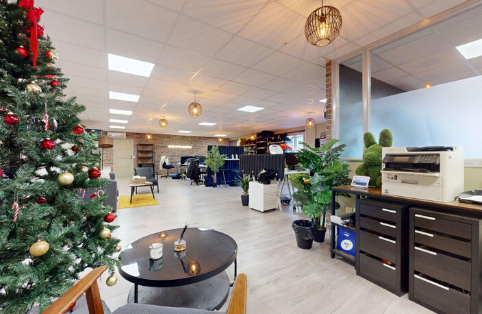 ECULLY - Bureaux de 282 m2 rénovés et aménagés avec 12 parkings — photo 3