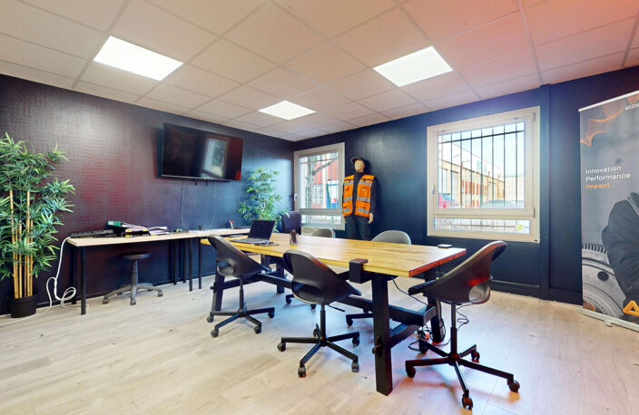 ECULLY - Bureaux de 282 m2 rénovés et aménagés avec 12 parkings — photo 4