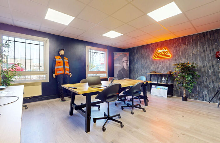 ECULLY - Bureaux de 282 m2 rénovés et aménagés avec 12 parkings — photo 5