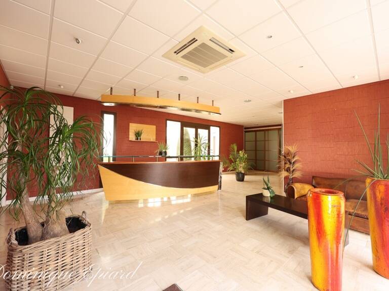 A VENDRE – Ensemble tertiaire prestations haut de gamme de plus 2 000 m² sur 9 000 m² – Niort — photo 1