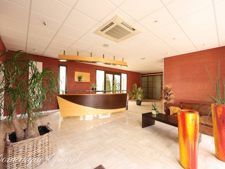 A VENDRE – Ensemble tertiaire prestations haut de gamme de plus 2 000 m² sur 9 000 m² – Niort — photo 1
