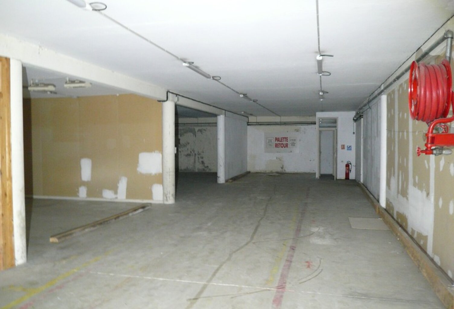 ⚜ A LOUER CHATEAUBERNARD Zone Commercial Local Bureau ⚜ — photo 1