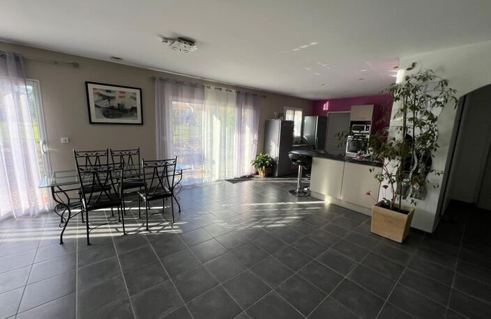 Maison de plain pied À Vendre ARCES SUR GIRONDE 4 pièces — photo 5