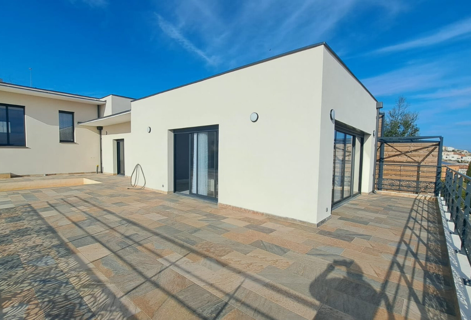 Villa contemporaine neuve avec vue panoramique sur les étang — photo 1