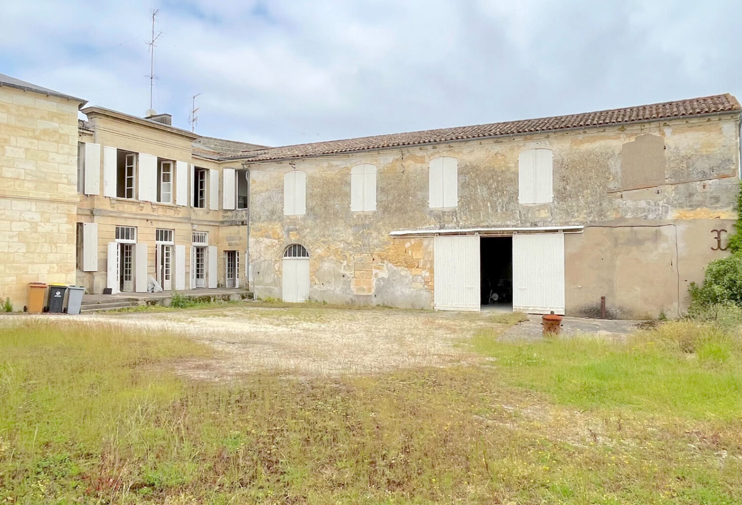 A VENDRE MAISON EN PIERRE DE 317 M2 AVEC JARDIN ET DÉPENDANCES - SECTEUR BLAYE — photo 1