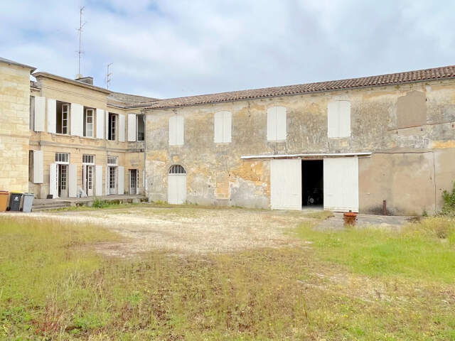 A VENDRE MAISON EN PIERRE DE 317 M2 AVEC JARDIN ET DÉPENDANCES - SECTEUR BLAYE — photo du bien