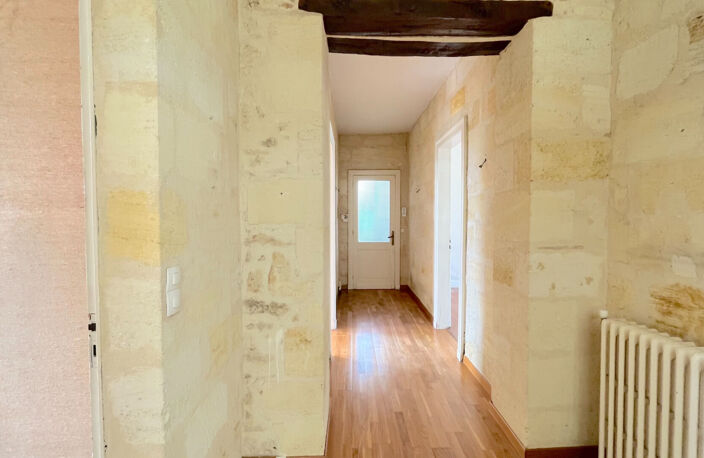 A VENDRE MAISON EN PIERRE DE 317 M2 AVEC JARDIN ET DÉPENDANCES - SECTEUR BLAYE — photo 3