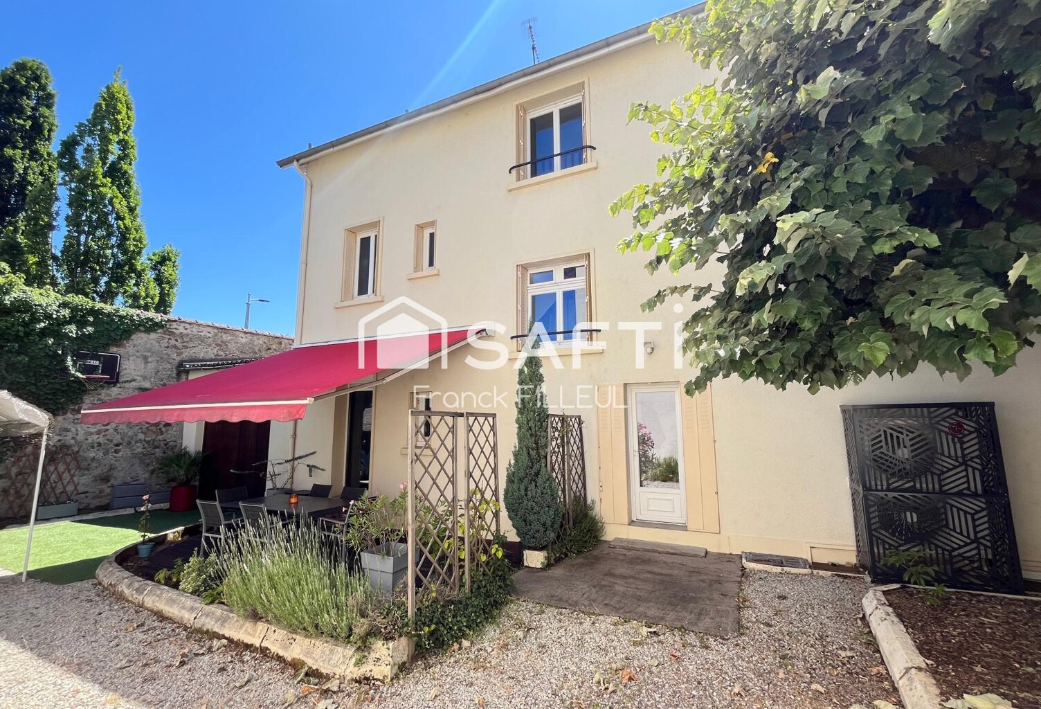 Belle maison avec garage, cour fermée et carport — photo 1