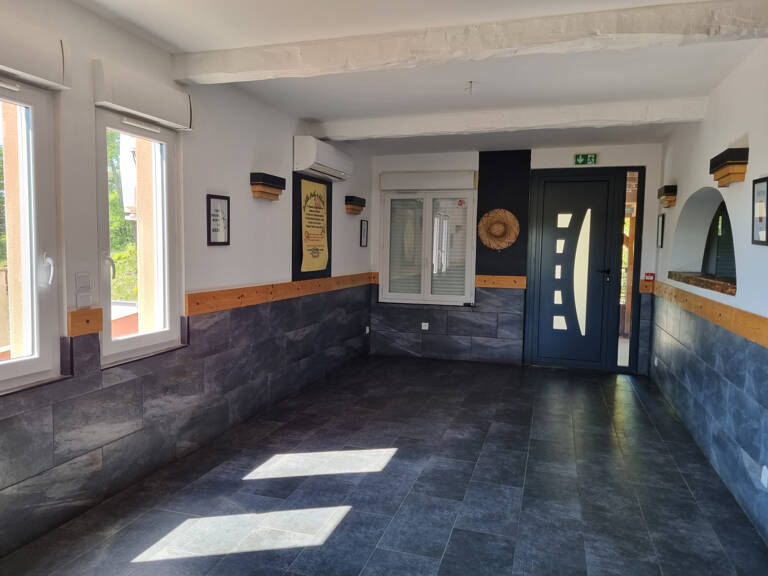 LOCAL COMMERCIAL sur 1728 m2 de terrain clos — photo 1