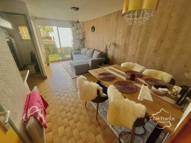 Spacieux appartement avec terrasse et parking proche falaise — photo du bien