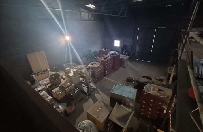 LOCAUX COMMERCIAUX - 390m² - BUREAUX + STOCKAGE — photo 3