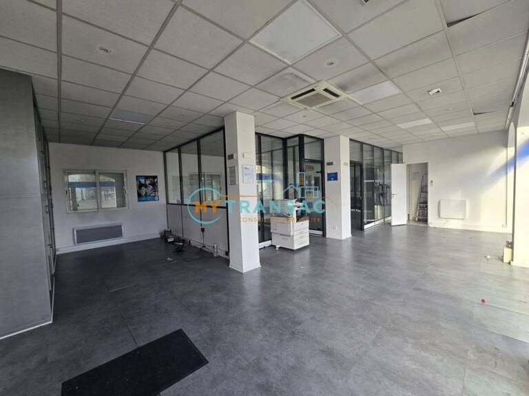 PONTAULT RARE LOCAL COMMERCIAL A LOUER de 81m² — photo 1