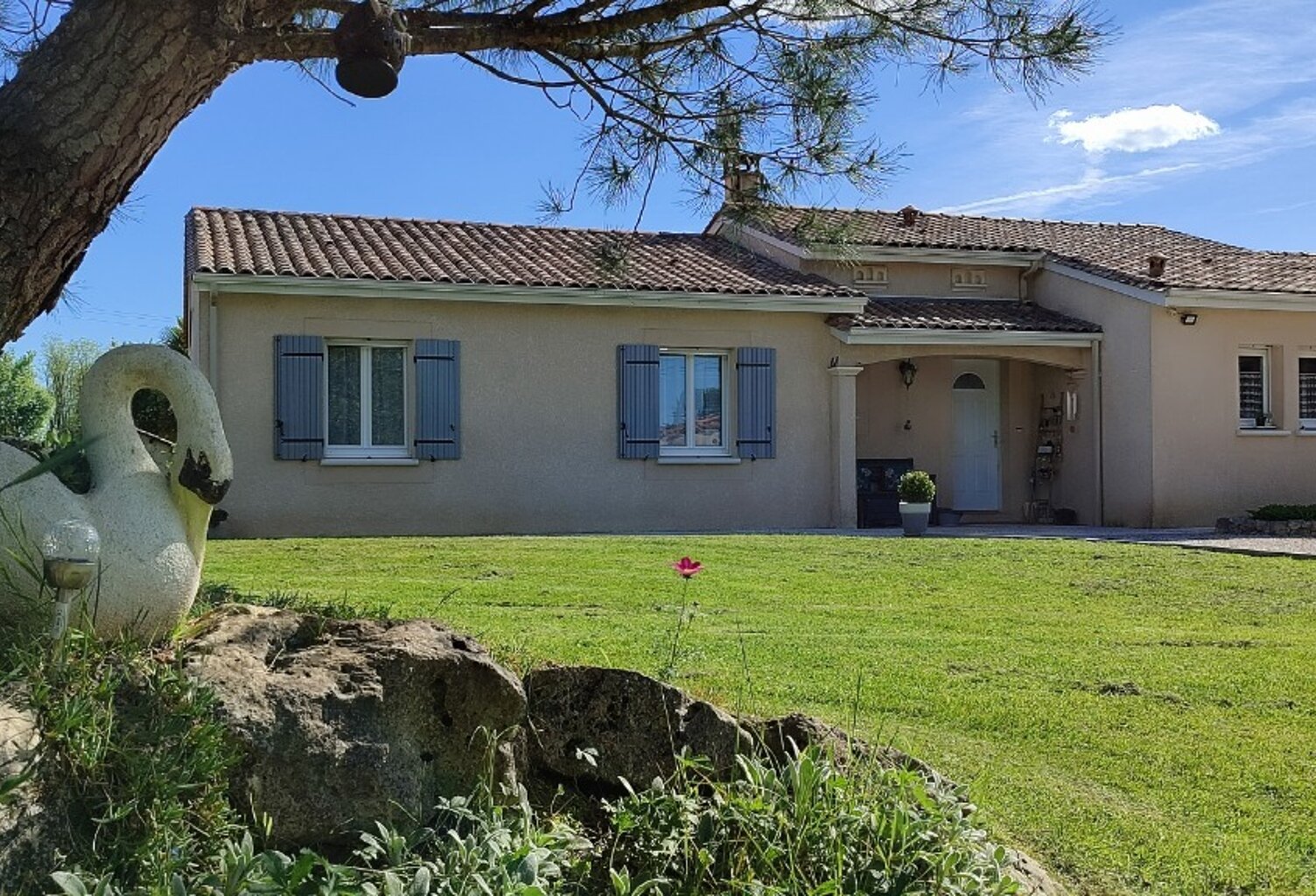 A 5 mn de Lalinde Jolie maison fonctionnelle et lumineuse de 130 m² habitables de plain-pied, en parfait état et très bien équipée, vaste séjour salon avec un poêle à bois, cuisine moderne équipée, belle terrasse couverte, cellier buanderie, 4 chambres, une salle de bains complète, wc, panneaux photovoltaïques, grand garage, un appentis, abri de jardin, agréable terrain clos de 4 299 m², assainissement individuel conforme.   — photo 1