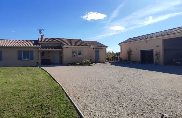 A 5 mn de Lalinde Jolie maison fonctionnelle et lumineuse de 130 m² habitables de plain-pied, en parfait état et très bien équipée, vaste séjour salon avec un poêle à bois, cuisine moderne équipée, belle terrasse couverte, cellier buanderie, 4 chambres, une salle de bains complète, wc, panneaux photovoltaïques, grand garage, un appentis, abri de jardin, agréable terrain clos de 4 299 m², assainissement individuel conforme.   — photo 2