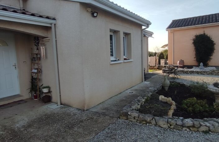 A 5 mn de Lalinde Jolie maison fonctionnelle et lumineuse de 130 m² habitables de plain-pied, en parfait état et très bien équipée, vaste séjour salon avec un poêle à bois, cuisine moderne équipée, belle terrasse couverte, cellier buanderie, 4 chambres, une salle de bains complète, wc, panneaux photovoltaïques, grand garage, un appentis, abri de jardin, agréable terrain clos de 4 299 m², assainissement individuel conforme.   — photo 3