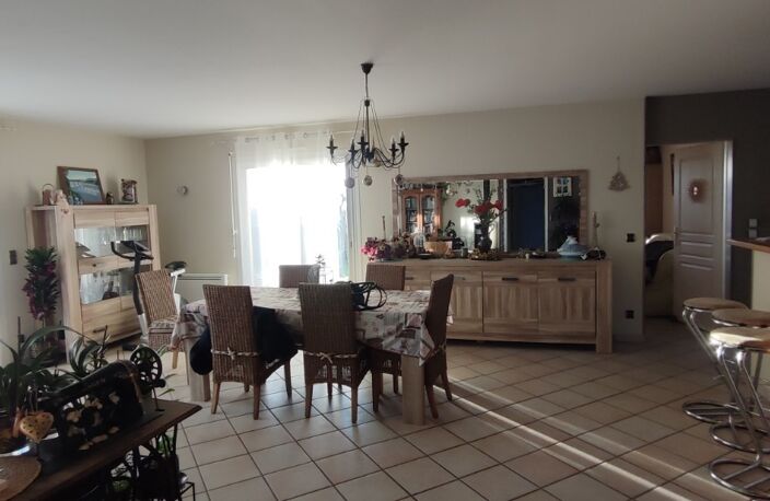 A 5 mn de Lalinde Jolie maison fonctionnelle et lumineuse de 130 m² habitables de plain-pied, en parfait état et très bien équipée, vaste séjour salon avec un poêle à bois, cuisine moderne équipée, belle terrasse couverte, cellier buanderie, 4 chambres, une salle de bains complète, wc, panneaux photovoltaïques, grand garage, un appentis, abri de jardin, agréable terrain clos de 4 299 m², assainissement individuel conforme.   — photo 4