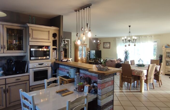 A 5 mn de Lalinde Jolie maison fonctionnelle et lumineuse de 130 m² habitables de plain-pied, en parfait état et très bien équipée, vaste séjour salon avec un poêle à bois, cuisine moderne équipée, belle terrasse couverte, cellier buanderie, 4 chambres, une salle de bains complète, wc, panneaux photovoltaïques, grand garage, un appentis, abri de jardin, agréable terrain clos de 4 299 m², assainissement individuel conforme.   — photo 5