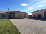 A 5 mn de Lalinde Jolie maison fonctionnelle et lumineuse de 130 m² habitables de plain-pied, en parfait état et très bien équipée, vaste séjour salon avec un poêle à bois, cuisine moderne équipée, belle terrasse couverte, cellier buanderie, 4 chambres, une salle de bains complète, wc, panneaux photovoltaïques, grand garage, un appentis, abri de jardin, agréable terrain clos de 4 299 m², assainissement individuel conforme.   — photo 2