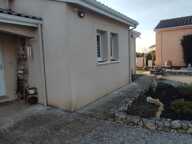 A 5 mn de Lalinde Jolie maison fonctionnelle et lumineuse de 130 m² habitables de plain-pied, en parfait état et très bien équipée, vaste séjour salon avec un poêle à bois, cuisine moderne équipée, belle terrasse couverte, cellier buanderie, 4 chambres, une salle de bains complète, wc, panneaux photovoltaïques, grand garage, un appentis, abri de jardin, agréable terrain clos de 4 299 m², assainissement individuel conforme.   — photo 3