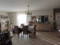 A 5 mn de Lalinde Jolie maison fonctionnelle et lumineuse de 130 m² habitables de plain-pied, en parfait état et très bien équipée, vaste séjour salon avec un poêle à bois, cuisine moderne équipée, belle terrasse couverte, cellier buanderie, 4 chambres, une salle de bains complète, wc, panneaux photovoltaïques, grand garage, un appentis, abri de jardin, agréable terrain clos de 4 299 m², assainissement individuel conforme.   — photo 4