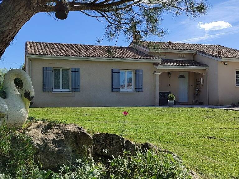 A 5 mn de Lalinde Jolie maison fonctionnelle et lumineuse de 130 m² habitables de plain-pied, en parfait état et très bien équipée, vaste séjour salon avec un poêle à bois, cuisine moderne équipée, belle terrasse couverte, cellier buanderie, 4 chambres, une salle de bains complète, wc, panneaux photovoltaïques, grand garage, un appentis, abri de jardin, agréable terrain clos de 4 299 m², assainissement individuel conforme.   — photo 1