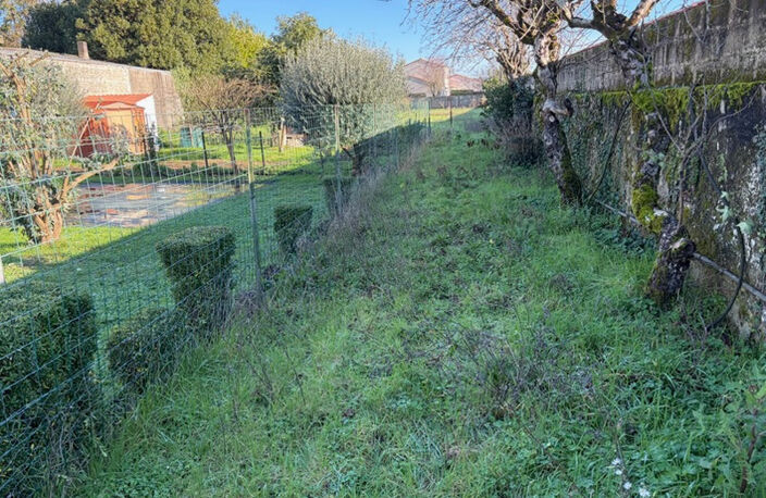 LUCON (85) QUARTIER HYPER RECHERCHE MARCHE COUVERT BATISSE EN PIERRES A RENOVER AVEC TERRAIN 1000M² — photo 3
