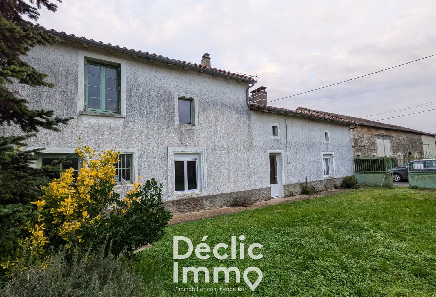 Charmante maison de village avec dépendances et grande grange — photo 1