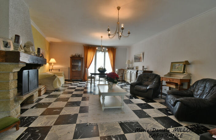 IMMEUBLE composé d'une Maison de 6 pièces et d'un local commercial à MONTSURS (53) — photo 3