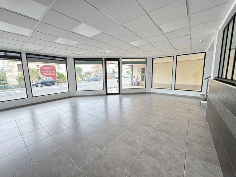 Local Soyaux 230 m2 — photo 1
