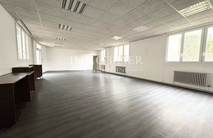 A VENDRE - ENSEMBLE DE BUREAUX DIVISIBLES - ENVIRON 5 000 M² — photo 2