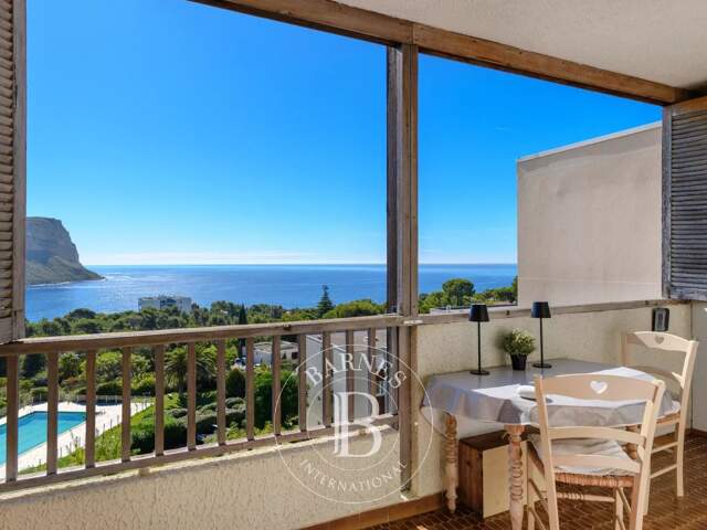 CASSIS - APPARTEMENT T4 - VUE MER DANS RESIDENCE AVEC PISCINE ET — photo du bien