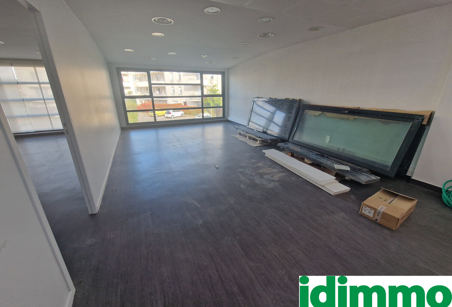 AUTERIVE-Local commercial 72 m2 — photo 1