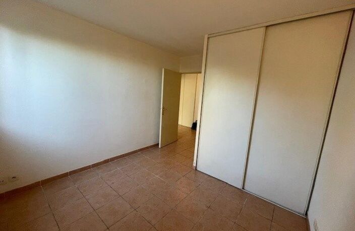 TRES BEAU APPARTEMENT DE TYPE 2 SUR LES HAUTEURS DE CHATEAU GOMBERT — photo 5