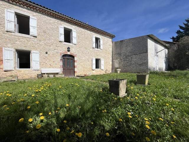 Maison en pierre de 6 pièces principales — photo du bien