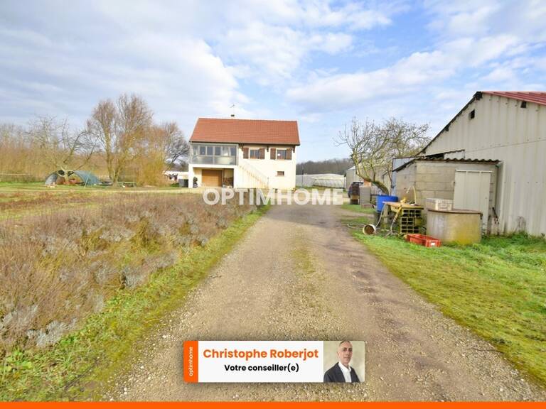 Lumineuse maison familiale de 168m2 au sol sur 2 niveaux et 1.6 hectare de terrain + 276m2 de dépendances — photo 1