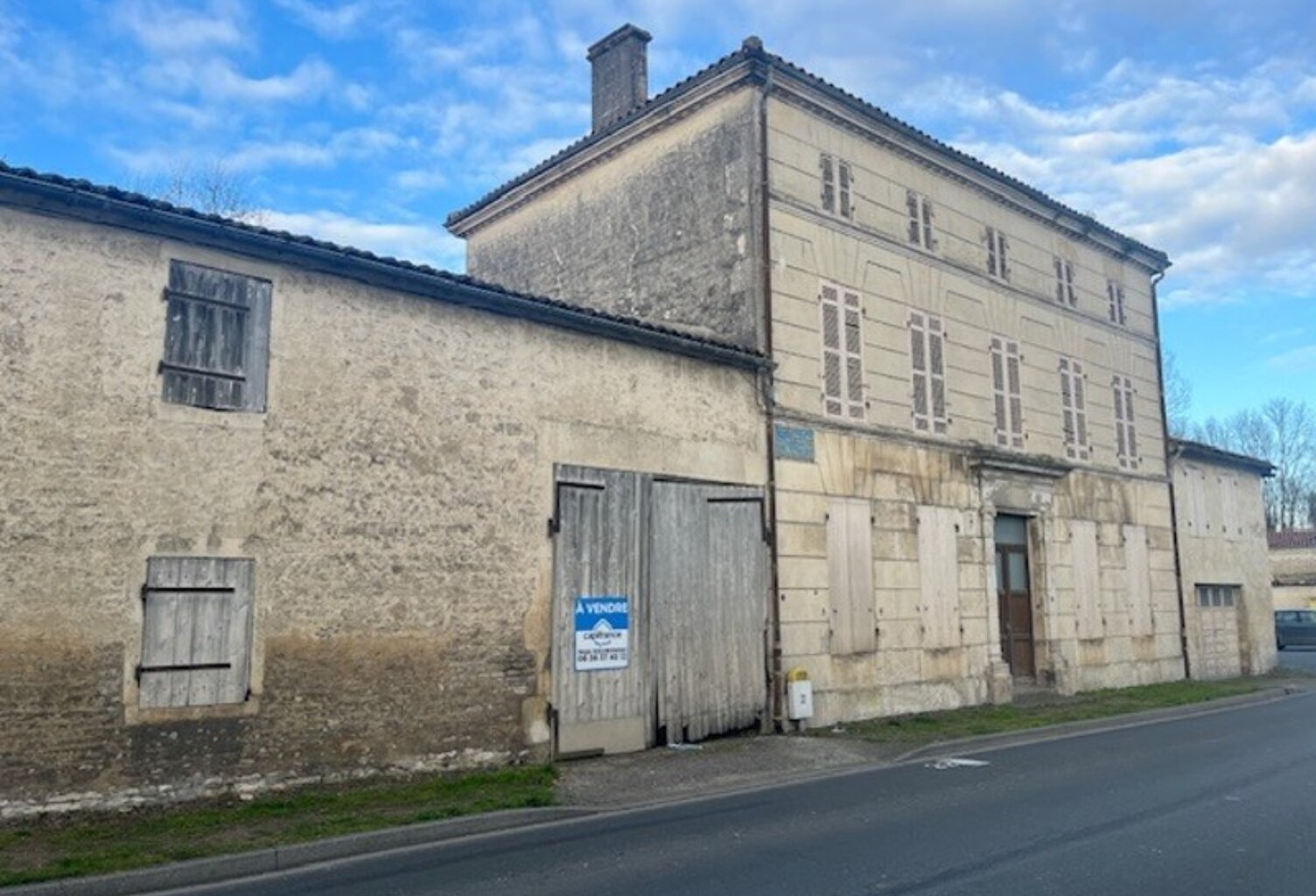 Maison de Maître à rénover environ 300m² avec garages, jardin, puits, dépendances, cours d'eau — photo 1
