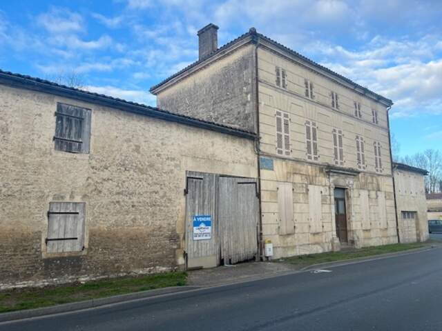 Maison de Maître à rénover environ 300m² avec garages, jardin, puits, dépendances, cours d'eau — photo du bien