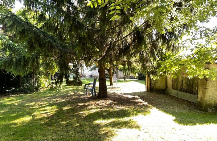 Maison de Maître à rénover environ 300m² avec garages, jardin, puits, dépendances, cours d'eau — photo 2