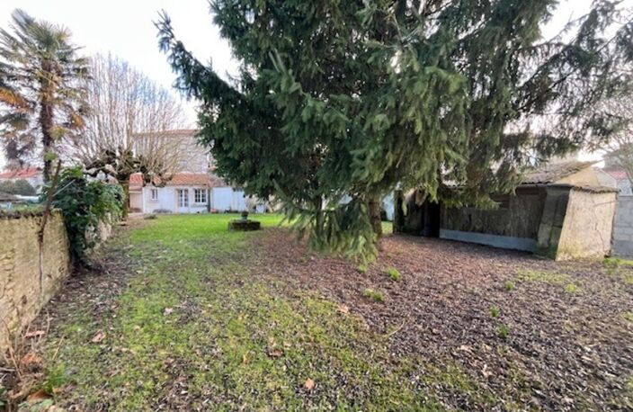 Maison de Maître à rénover environ 300m² avec garages, jardin, puits, dépendances, cours d'eau — photo 3