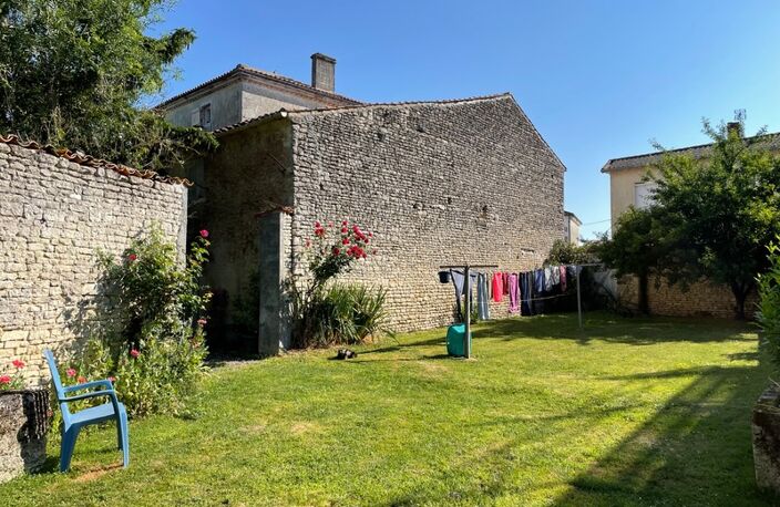 Maison de Maître à rénover environ 300m² avec garages, jardin, puits, dépendances, cours d'eau — photo 4