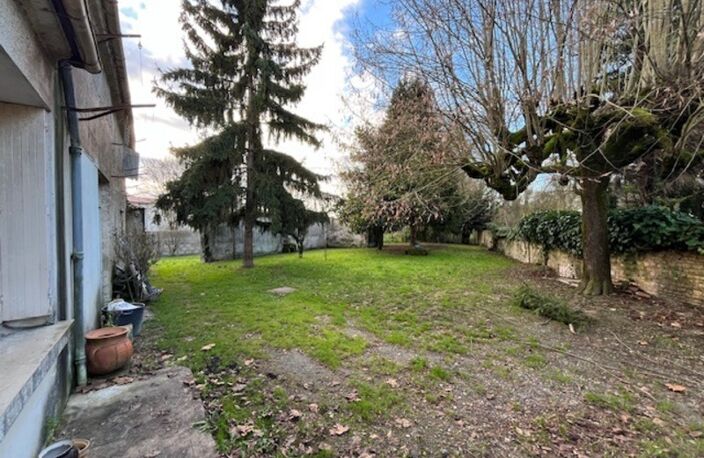Maison de Maître à rénover environ 300m² avec garages, jardin, puits, dépendances, cours d'eau — photo 5